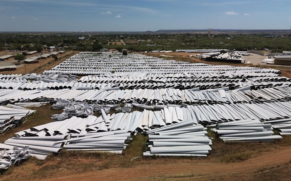  Junked/ damaged turbine blades